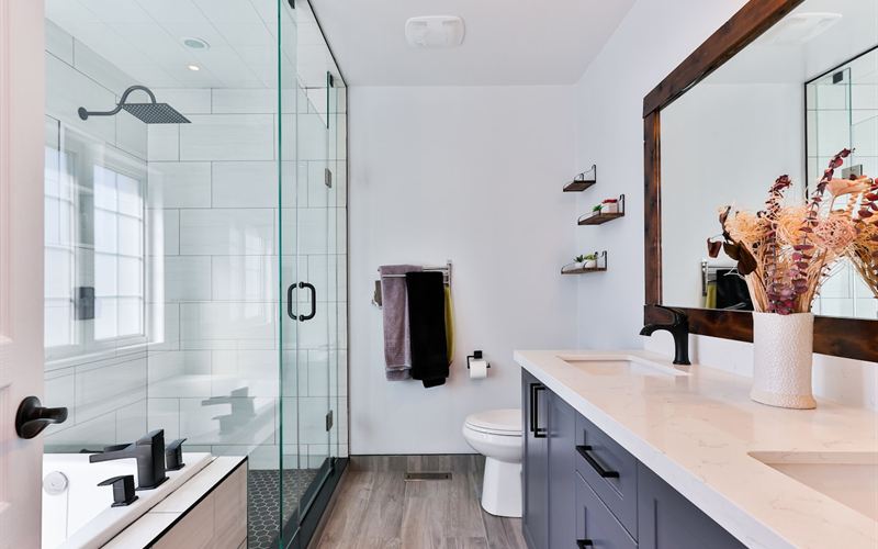 Limpieza de baños: duchas y espejos